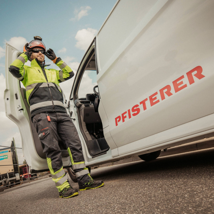 Monteur vor einem PFISTERER PKW