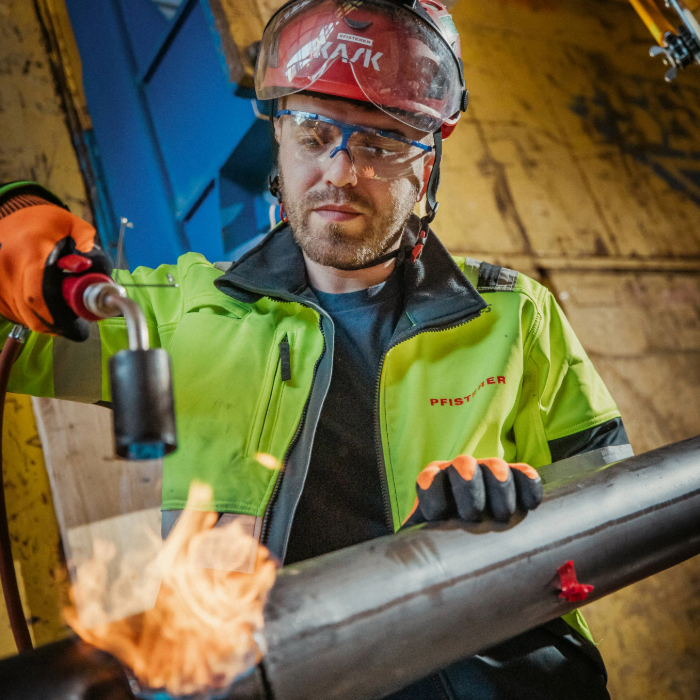 Monteur der ein Kabel schrumpft