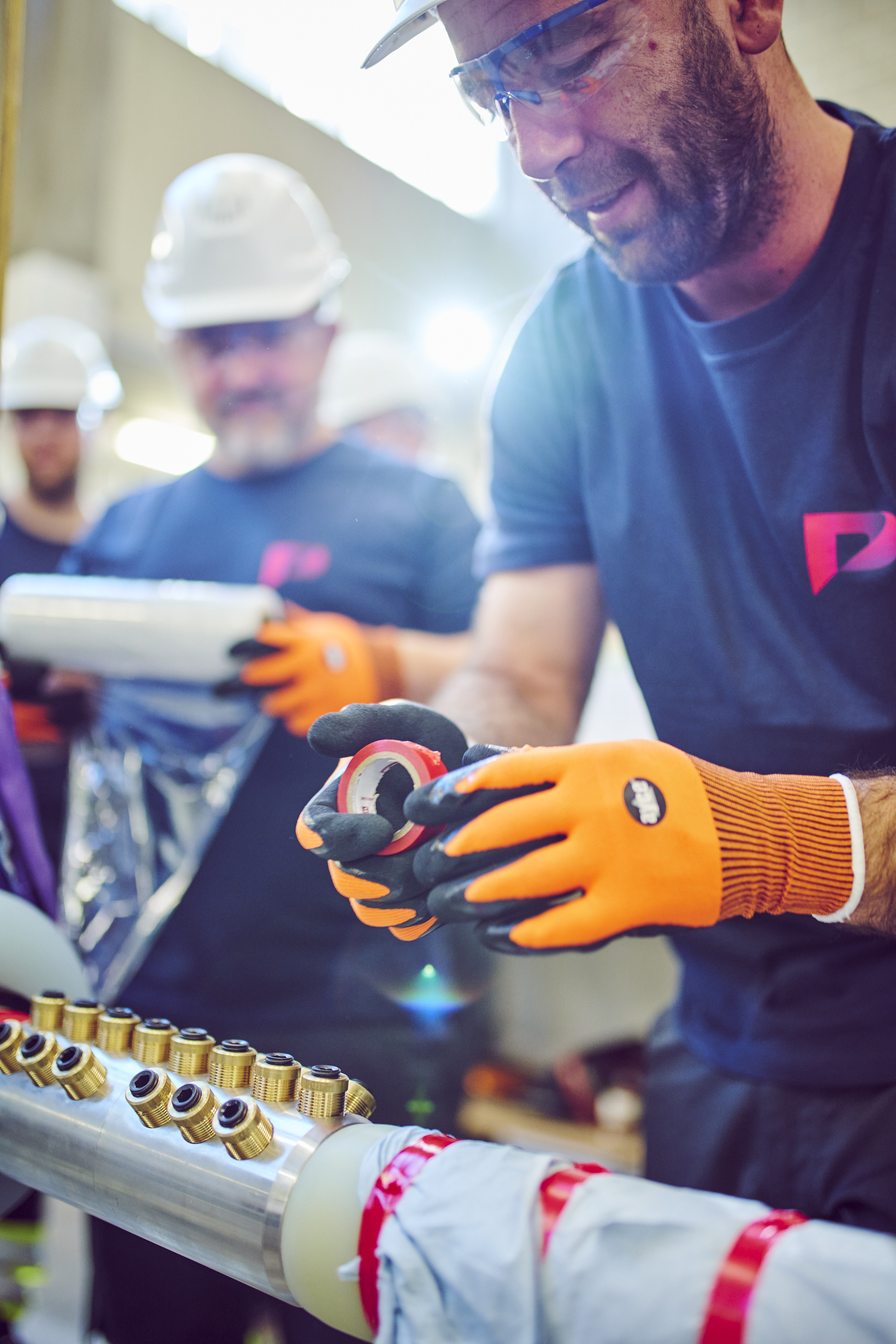 Monteure an einem SICON Schraubverbinder