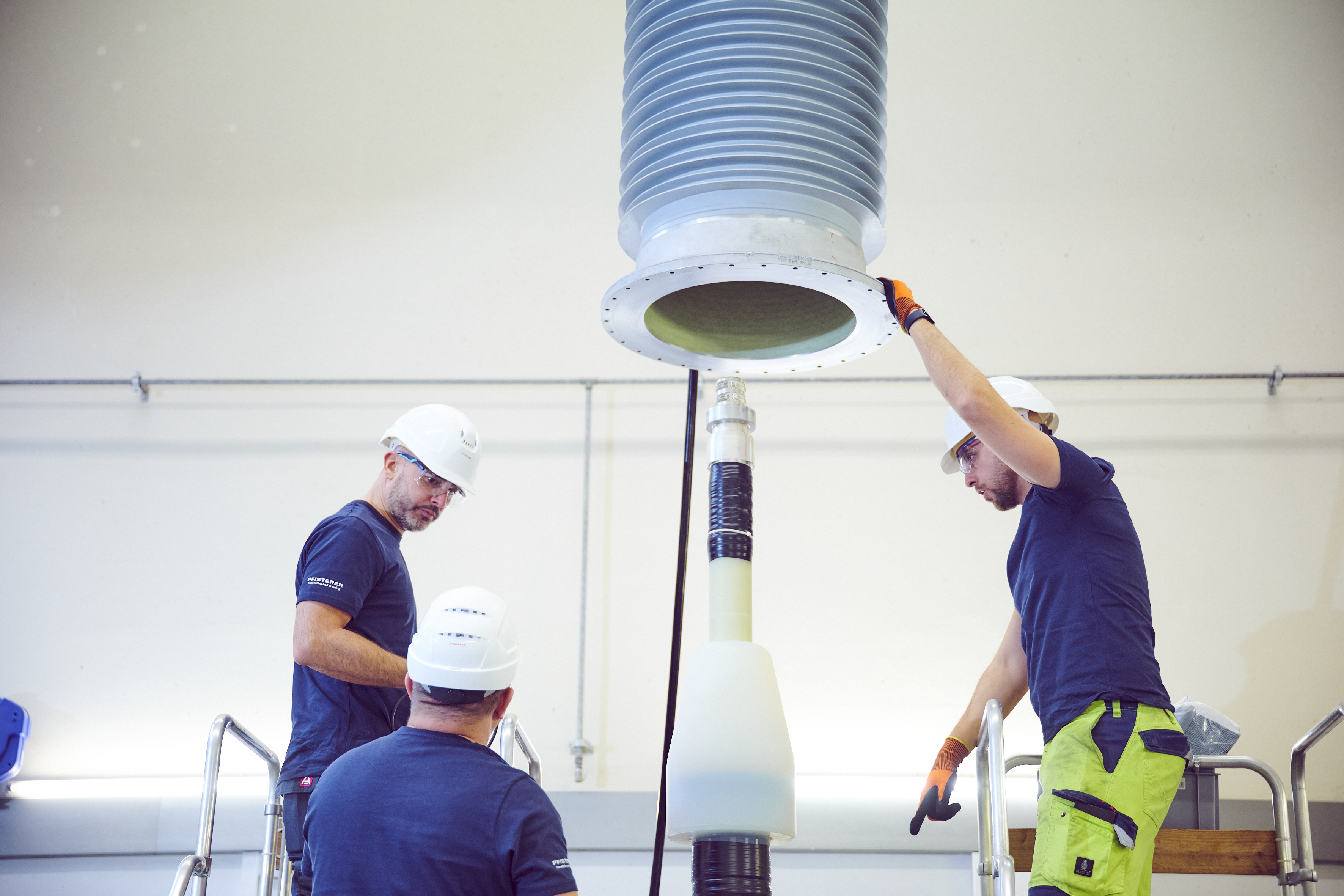 Monteure an einem Silikonteil