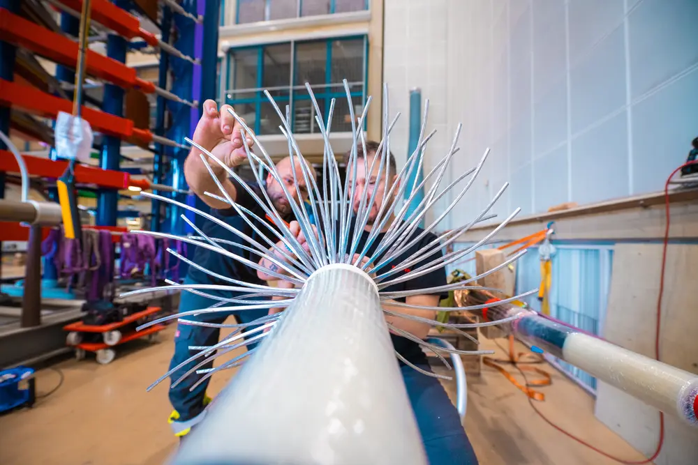 Mitarbeiter stehen vor einem Innovationsmodell, dass in Arbeit ist