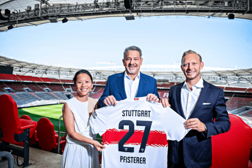Trang Grün, Konstantin Kurfiss, and Rouven Kasper hold up a VfB jersey with “PFISTERER” printed on it