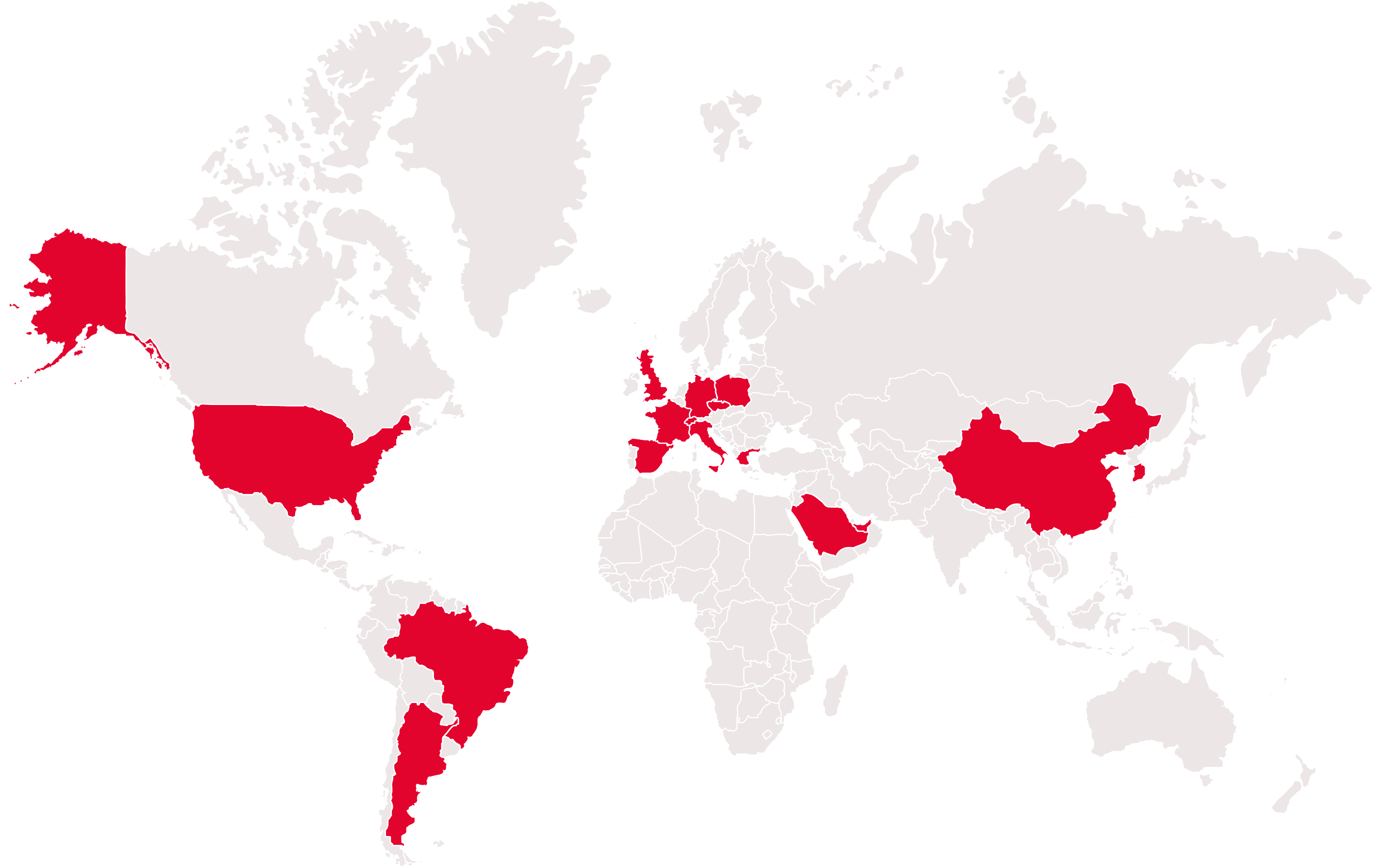 Eine Weltkarte mit hervorgehobenen Ländern in Rot, die die internationalen Standorte von PFISTERER kennzeichnen. Markiert sind: USA (inkl. Alaska), Brasilien, Argentinien, Großbritannien, Belgien/Niederlande, Deutschland, Frankreich, Spanien, Italien, Saudi-Arabien, Indien, China und Südkorea.