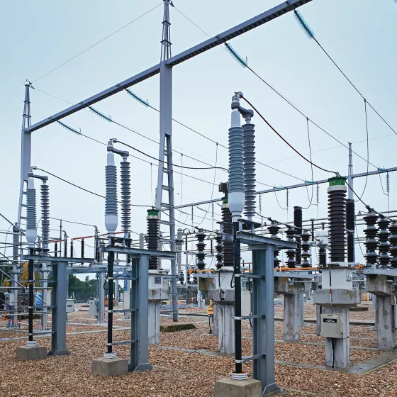 i-DE Redes Eléctricas Inteligentes nutzt in Spanien die EST-Retrofit-Lösung von PFISTERER zum Austausch alter Porzellan-Endverschlüsse.