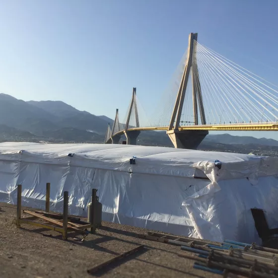 Die Montage der IXOSIL-Muffen und Freiluft-Endverschlüsse von PFISTERER zur Anbindung der neuen 400-kV-LandSeekabel-Verbindung nahe Patras ist in vollem Gange. Ende März 2020 werden die Arbeiten abgeschlossen sein.