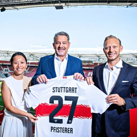 Trang Grün, Konstantin Kurfiss und Rouven Kasper halten ein VfB Jersey